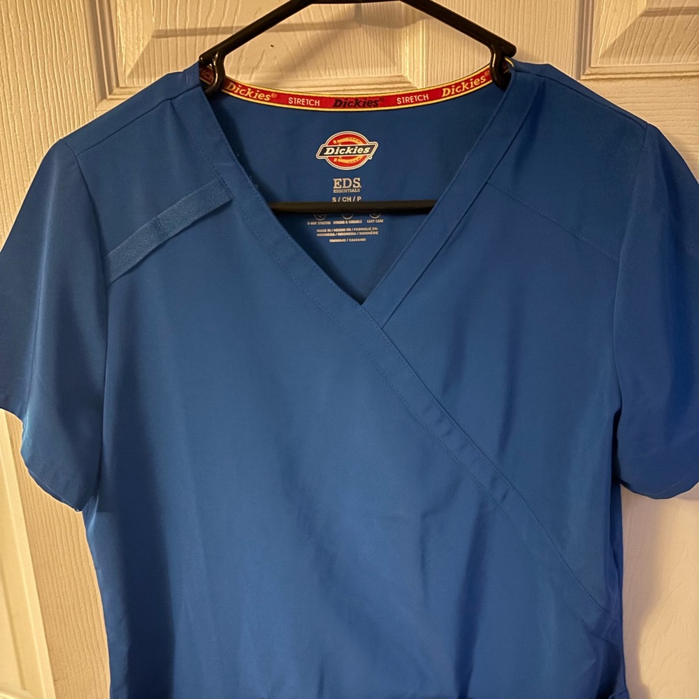 Dickies Women's Short Sleeve V-Neck Top / Joggers in Royal Blue